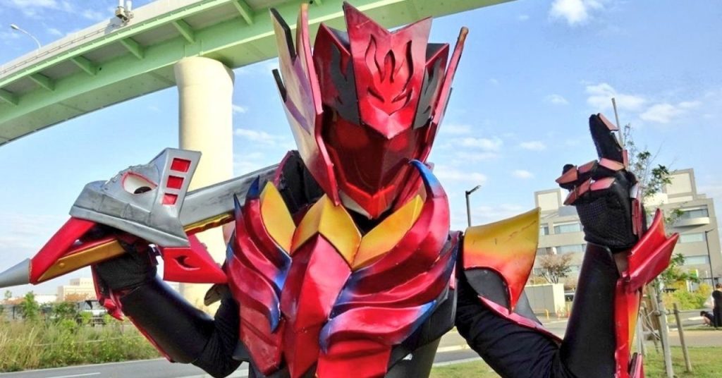 炎をまとったキャプテン・ソルのヒーロー姿。海賊と幽霊を掛け合わせた独自デザイン